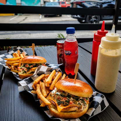 2 Burger Emergente + 2 Ordenes de Papas Fritas + 2 Sodas por solo $10 en Score y Sabor