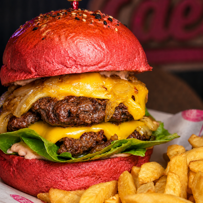 2 Luci's Pink Burger + 1 Orden de Papitas Fritas + 2 Sodas por solo $10 en Edeluci