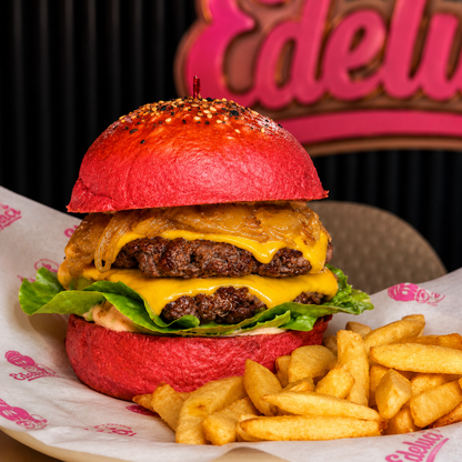 2 Luci's Pink Burger + 1 Orden de Papitas Fritas + 2 Sodas por solo $10 en Edeluci