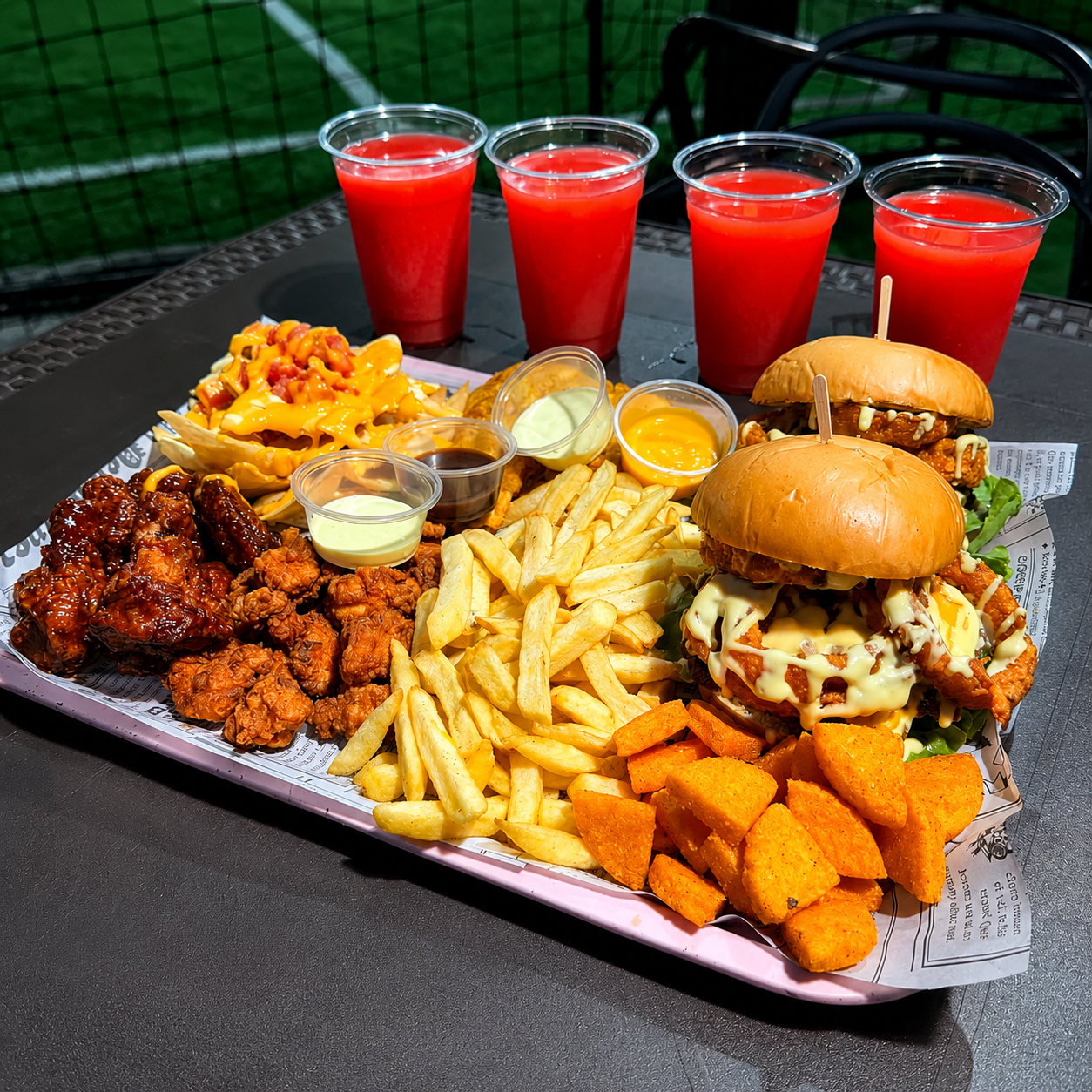 2 Burgers Cargadas + Wings + Chicken Pops + 4 Acompañamientos + 4 Bebidas por solo $18 en Crazy Cheese