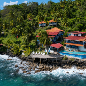 Pasadía + Almuerzo Caribeño + Soda por $25 en Hotel Sister Moon
