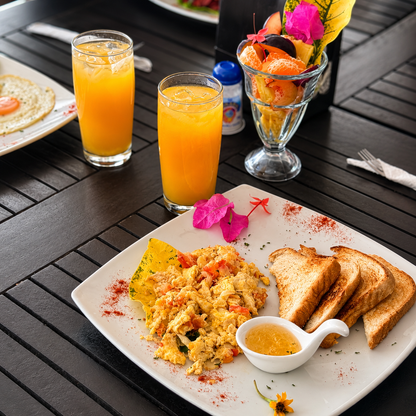 Estadía con Habitación para 2 Personas + 2 Desayunos por solo $59.99 en Hotel Sister Moon