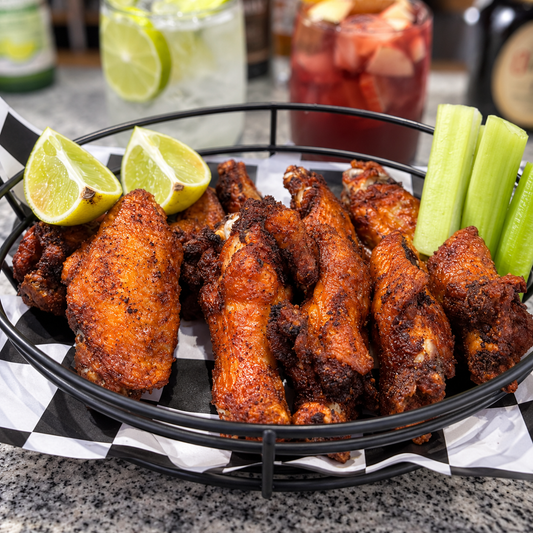 Barra Libre de Gin o Sangría para 2 Personas + Alitas por $11 en La Hincha Brava Sport Bar