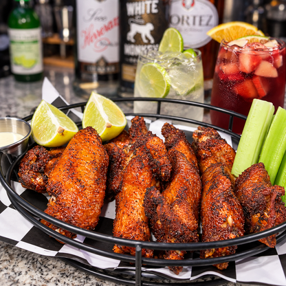 Barra Libre de Gin o Sangría para 2 Personas + Alitas por $11 en La Hincha Brava Sport Bar
