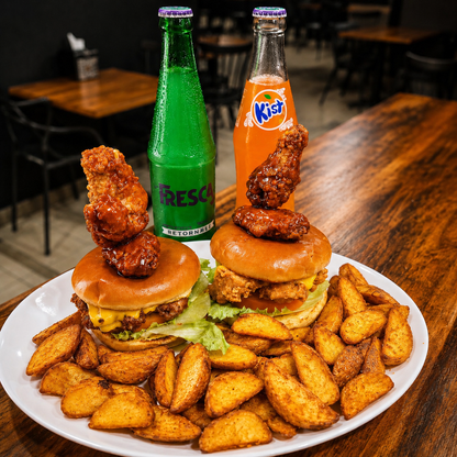 2 Wing Burgers + Papas Wedge + 2 Bebidas por solo $15 en Alitas Salvajes Pub