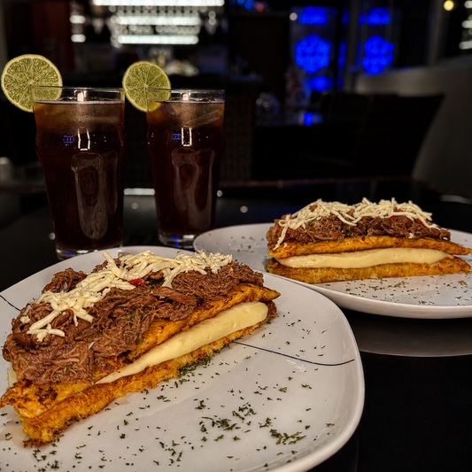 2 Cachapas con Queso Telita + Ropa Vieja o Pernil + Té Frío por solo $13 en Restaurante Sabores