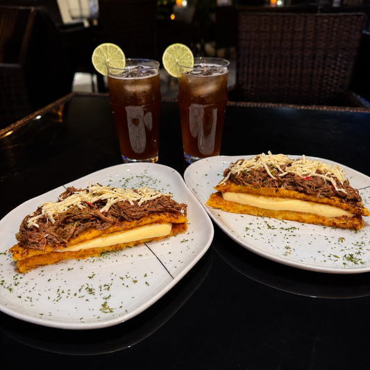 2 Cachapas con Queso Telita + Ropa Vieja o Pernil + Té Frío por solo $13 en Restaurante Sabores
