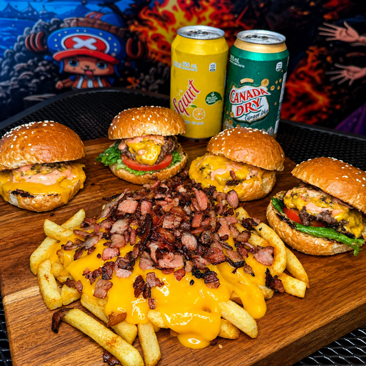 4 Mini Burgers + Papas Bacon Cheddar + 2 Sodas por $12 en La Cueva del Yonkou - Chiriquí