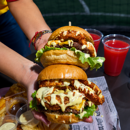 2 Burgers con Papas Fritas + 2 Bebidas por $14 en Crazy Cheese - Chiriquí