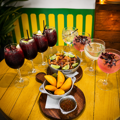 4 Gin Tonics o Sangrías + Cazuela de Chicharrones y 5 Empanaditas por solo $15 en Locombia