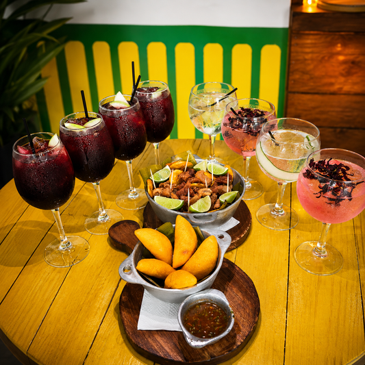 4 Gin Tonics o Sangrías + Cazuela de Chicharrones y 5 Empanaditas por solo $15 en Locombia