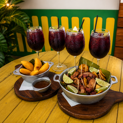 4 Gin Tonics o Sangrías + Cazuela de Chicharrones y 5 Empanaditas por solo $15 en Locombia