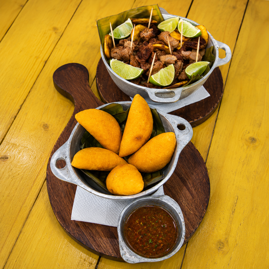 4 Gin Tonics o Sangrías + Cazuela de Chicharrones y 5 Empanaditas por solo $15 en Locombia
