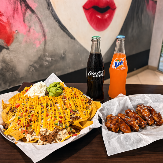 Súper Nachos para 2 + 6 Alitas BBQ + 2 Bebidas por solo $15 en Alitas Salvajes Pub