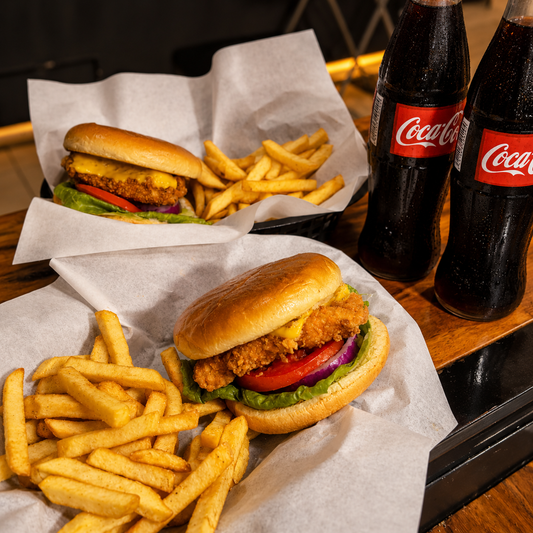 2 Chicken Burgers + Papas + 2 Bebidas por solo $10 en Alitas Salvajes Pub