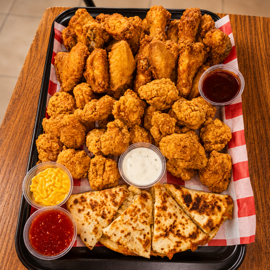 Family Pack: 25 Alitas + 25 Boneless + Quesadilla + Papas + 4 Bebidas por $30 en Alitas Salvajes Pub