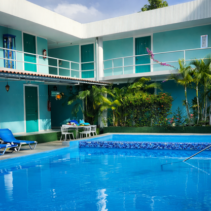 Pasadía para 2 Personas con Habitación + Almuerzos + Sodas por $40 en Hotel Pacific Coast