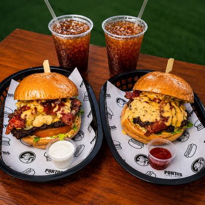 Bandeja para 2 con Cheeseburger + Crispy Chicken Burger + Tenders y Más por $15 en Portus Food Truck