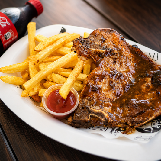 Almuerzo de Chuleta Asada + Papas Fritas + Soda por solo $6 en Miss Puerkita