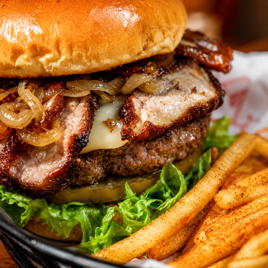 2 Salvaje Burgers + Papas Fritas por solo $13.75 en Alitas Salvajes Pub