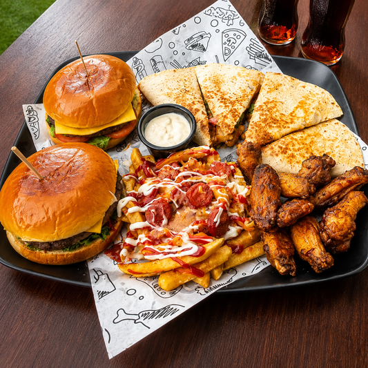 Bandeja Extra Grande para Compartir con Hamburguesas, Alitas, Quesadillas + Salchipapas y 2 Sodas por $15 en Bokattos