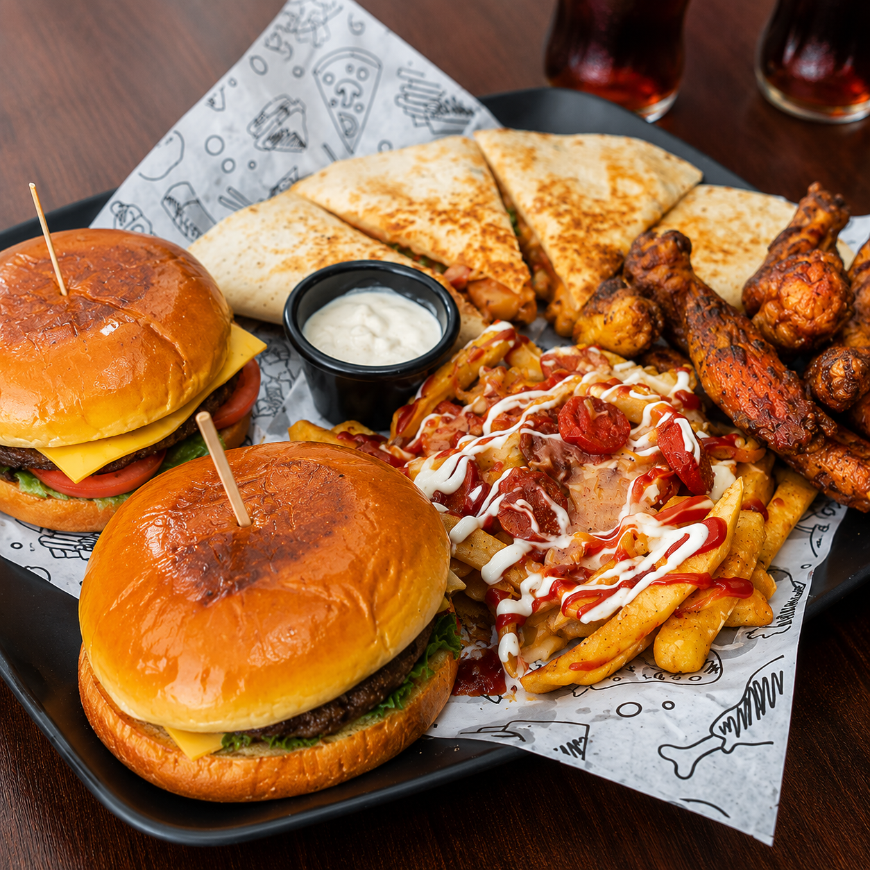 Bandeja Extra Grande para Compartir con Hamburguesas, Alitas, Quesadillas y 2 Sodas por $15 en Bokattos
