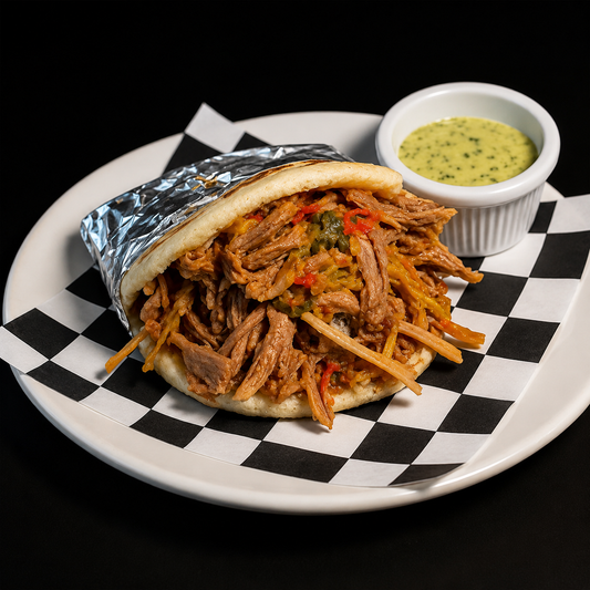 2 Arepas con Carne Desmechada + 2 Sodas por solo $11 en Salchipaisitas
