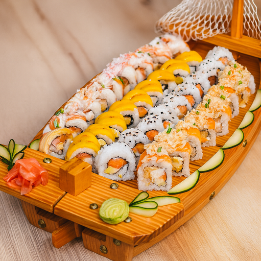Barco de 40 Piezas de Sushi + Entrada de Gyosas o Siu Mai + 4 Té Fríos o Limonadas por $35 en Sushi Market