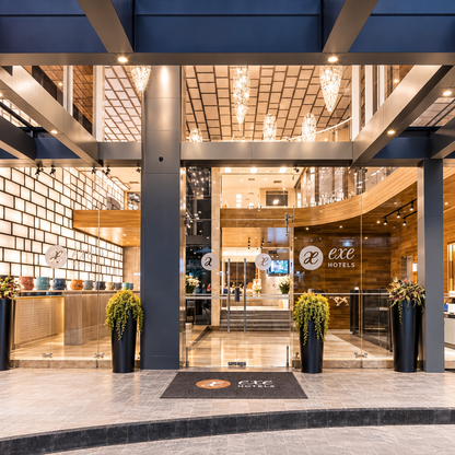 Estadía Deluxe para 2 Personas con Desayuno + Wings + Cubetazo por $79 en Hotel Exe Oriental