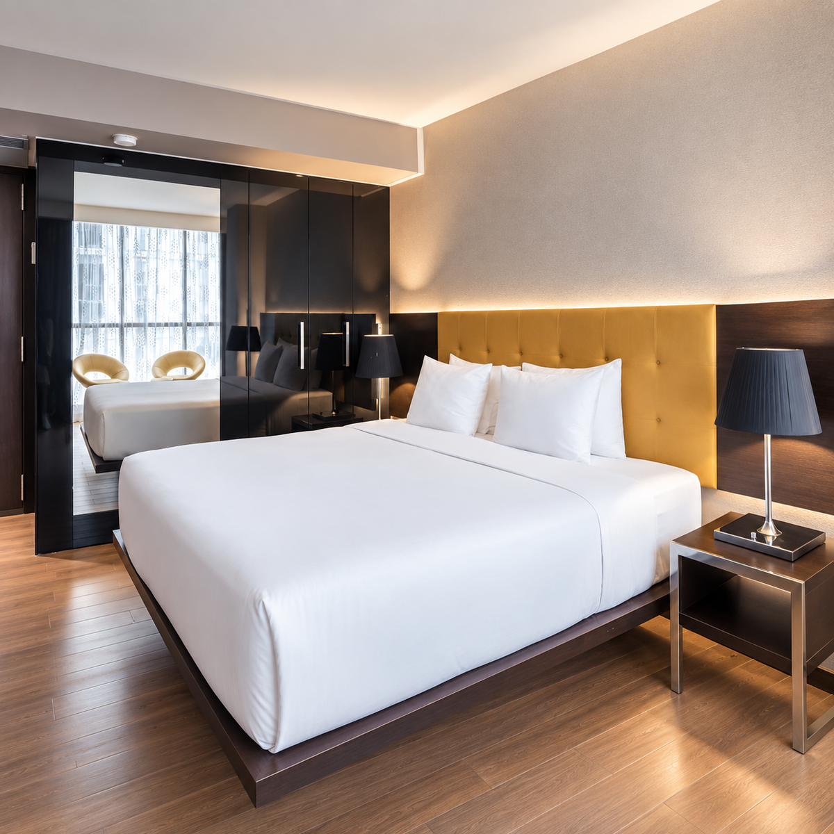 Estadía Deluxe para 2 Personas con Desayuno + Wings + Cubetazo por $79 en Hotel Exe Oriental