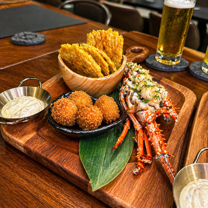 The Lobster Experience para 2: Langosta + Croquetas + 2 Cócteles por solo $45 en Catch Casco Viejo