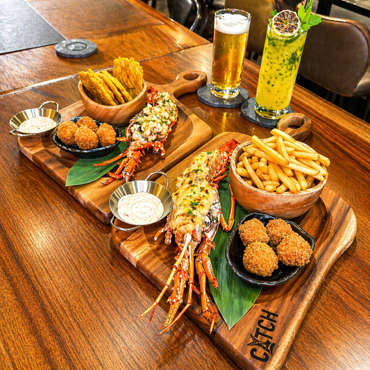 The Lobster Experience para 2: Langosta + Croquetas + 2 Cócteles por solo $45 en Catch Casco Viejo