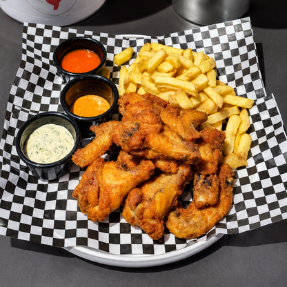 10 Alitas + Acompañamiento + Media Caja de Cerveza Nacional por solo $15 en Lost Exclusive