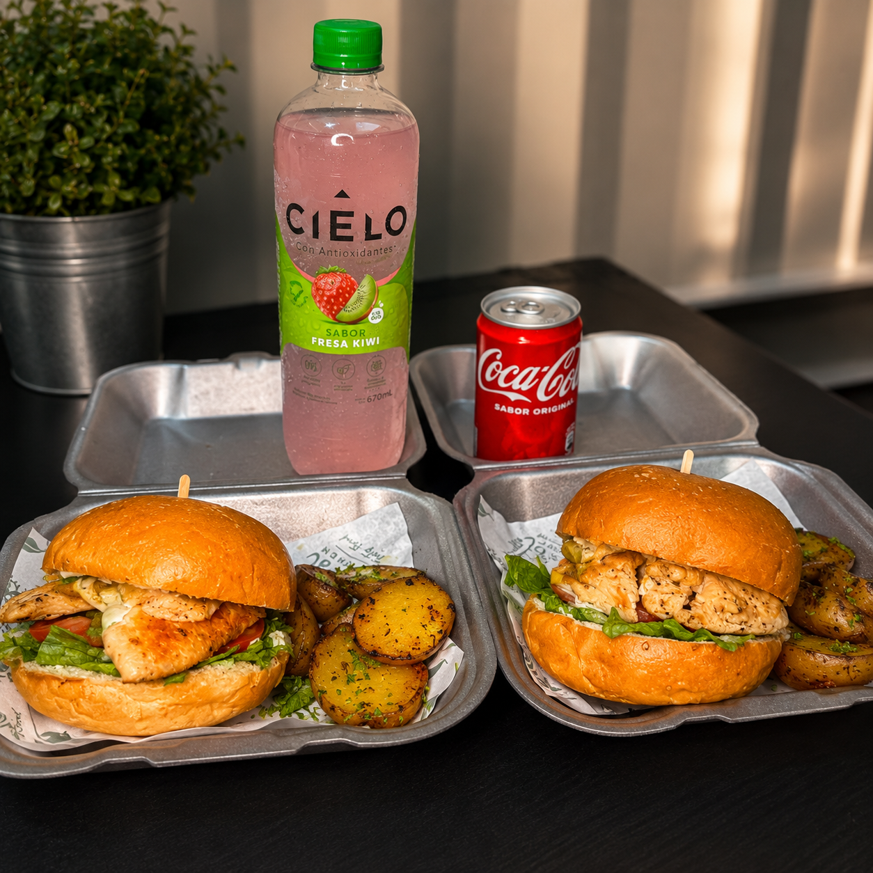 2 Burgers de Pollo al Grill con Papas Salteadas + 2 Aguas Saborizadas o Sodas por $9 en Honest Kitchen
