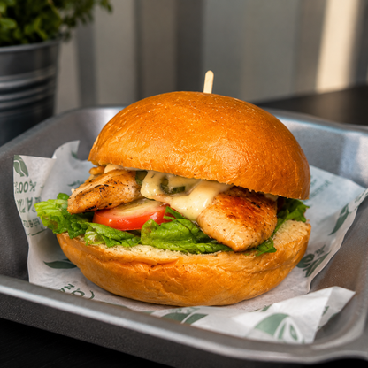 2 Burgers de Pollo al Grill con Papas Salteadas + 2 Aguas Saborizadas o Sodas por $9 en Honest Kitchen