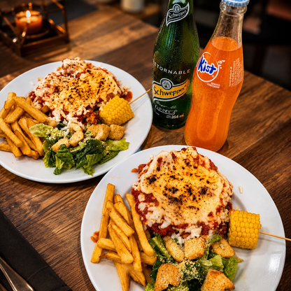 2 Platos de Pollo a la Parmigiana + 2 Bebidas por solo $15 en Alitas Salvajes Pub
