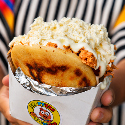 2 Arepas Colombianas a elegir de Pollo o Carne + 2 Sodas por solo $10 en Arepitas Q Chimba