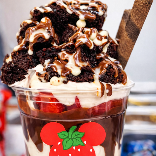 2 Vasos de Fresas con Crema + Bizcocho y Toppings por solo $6 en Fresas Dubai Pty