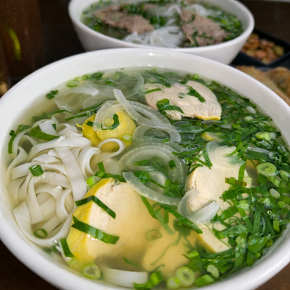 Experiencia Vietnamita para 2: Rollos + 2 Sopas Pho + Té Vietnamita por solo $15 en Vietnam Cuisine