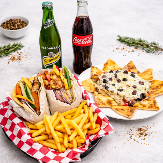 Greek Salad + 2 Gyros de Pollo + 2 Bebidas por solo $18 en Alitas Salvajes Pub