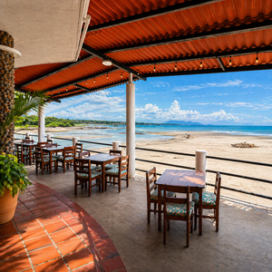 Pasadía con Piscina + Playa + Almuerzo y Bebida desde $15 en Bay View Hotel