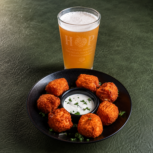 2 Horas de Classic Open Bar de Cervezas Artesanales para 2 + Beer Bites por $20 en Hops Panamá