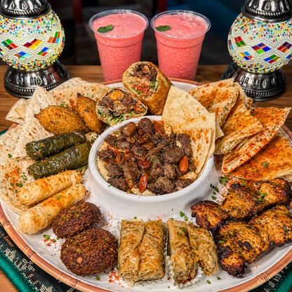 Bandeja Turca para 2 Personas con Shawarma, Quesadillas, Kibbe, Falafel, Hummus, Bebidas y Baklavas por $25 en Estambul Turkish Delight