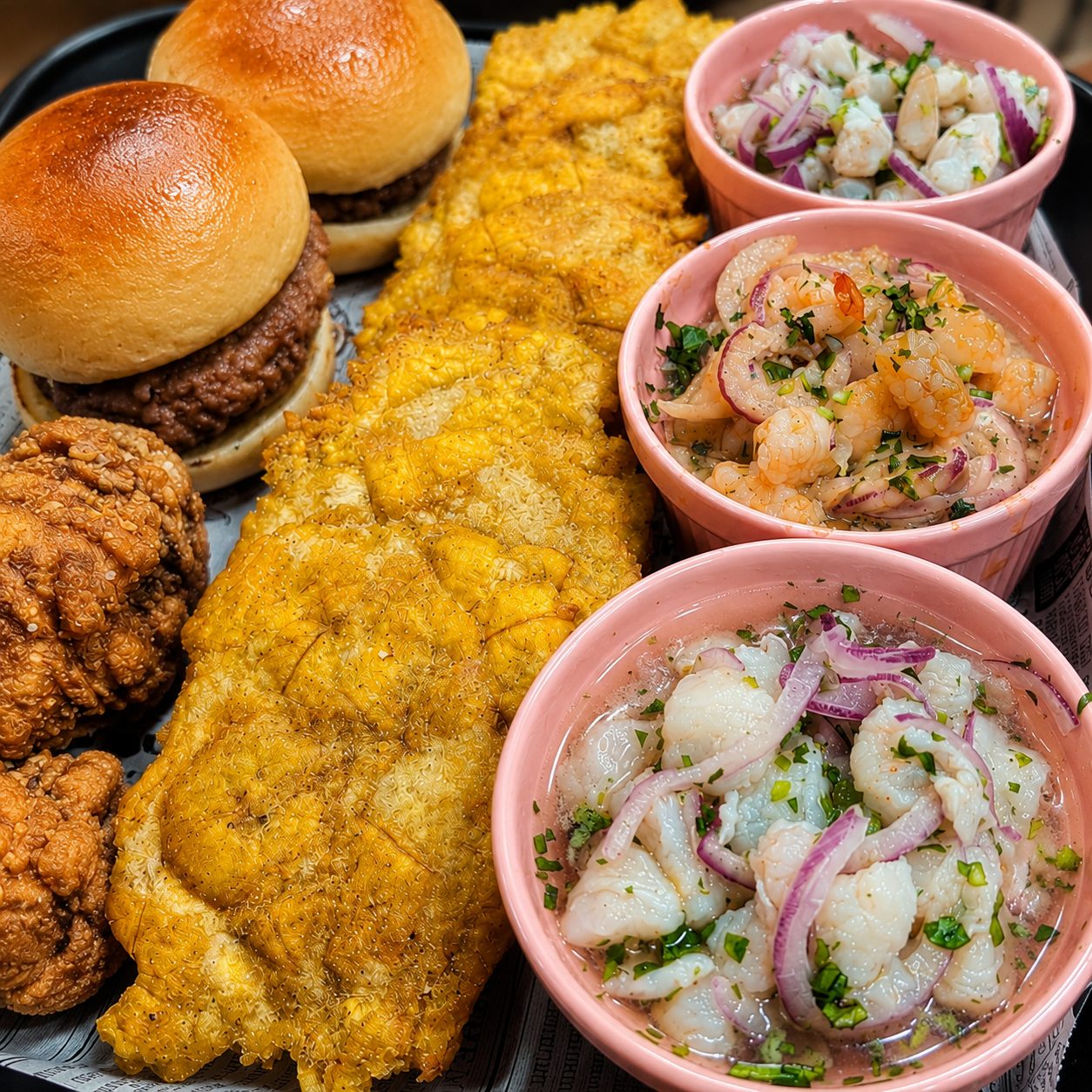Trío de Ceviches + Sliders, Alitas, Dedos de Pescado y Patacones por $15 en Alitas Salvajes Pub