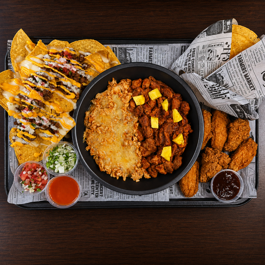 Bandeja para 2 con Tacos, Alitas, Nachos y 2 Bebidas por solo $18 en Alitas Salvajes Pub