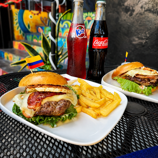 2 Costeburgers + Papitas Fritas + Sodas por solo $10 en L'Coste Burguer