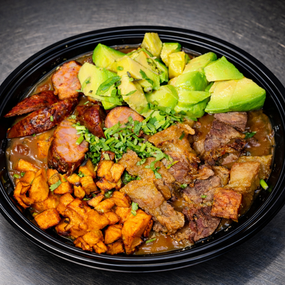 2 Cazuelas de Chicharrón, Chorizo y Frijoles + Arroz + Arepa + 2 Bebidas por solo $20 en Carpe Diem Terrace