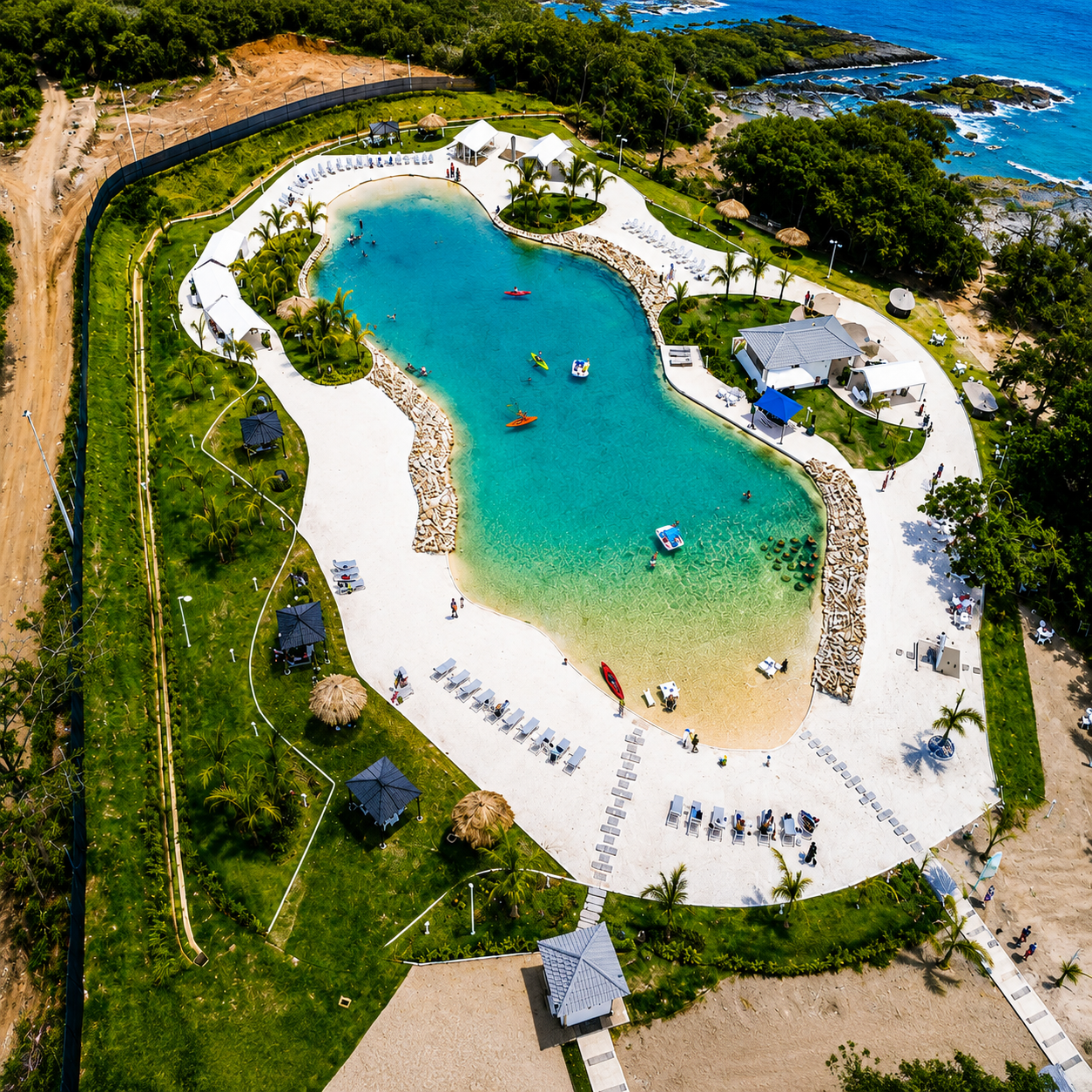 Day Pass para 2 Adultos o 2 Adultos + 2 Niños + Delicioso Combo de Comida desde $45 en Bay Club Playa Dorada