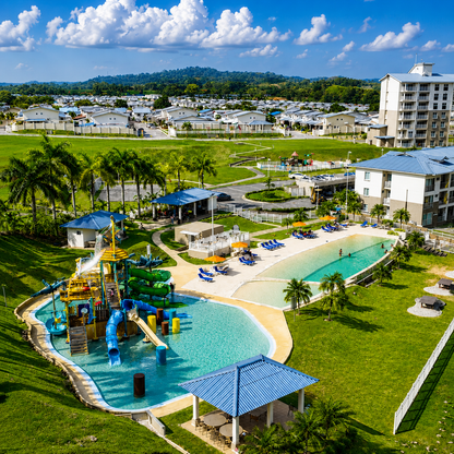 Day Pass para 2 Adultos o 2 Adultos + 2 Niños + Delicioso Combo de Comida desde $45 en Bay Club Playa Dorada