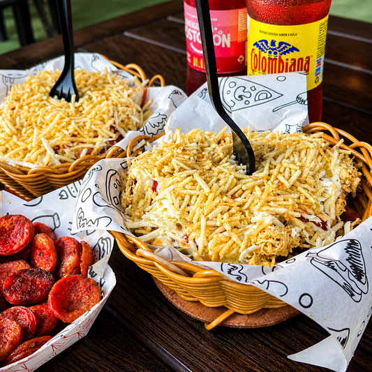 2 Salchipollos + 2 Sodas + Orden de Chorizos por solo $15 en Arepitas Q Chimba